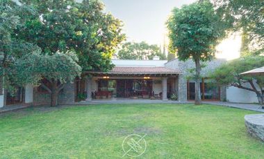 Casa de lujo en Venta en Jurica con amplio jardín y canchas deportivas
