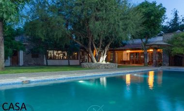 Casa de lujo en Venta en Jurica con amplio jardín y canchas deportivas