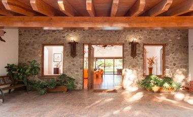 Casa de lujo en Venta en Jurica con amplio jardín y canchas deportivas