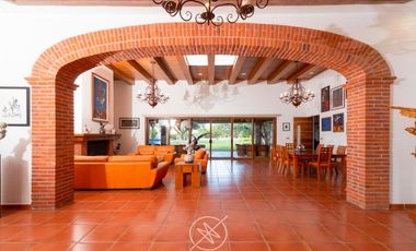 Casa de lujo en Venta en Jurica con amplio jardín y canchas deportivas