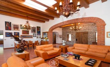 Casa de lujo en Venta en Jurica con amplio jardín y canchas deportivas