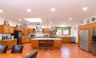 Casa de lujo en Venta en Jurica con amplio jardín y canchas deportivas