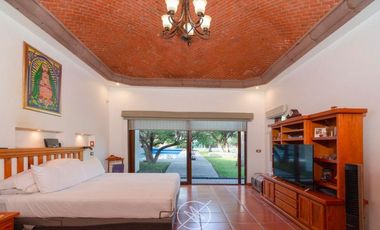 Casa de lujo en Venta en Jurica con amplio jardín y canchas deportivas