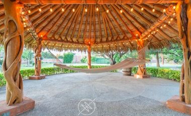 Casa de lujo en Venta en Jurica con amplio jardín y canchas deportivas