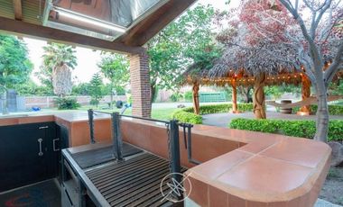 Casa de lujo en Venta en Jurica con amplio jardín y canchas deportivas