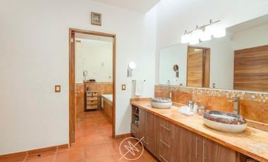 Casa de lujo en Venta en Jurica con amplio jardín y canchas deportivas