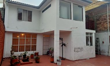 EN VENTA CASA EN EL BARRIO SANTA CLARA