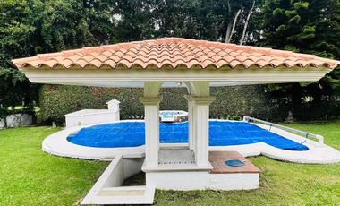 CASA CON GRAN JARDIN Y ACCESO DIRECTO AL CLUB DE GOLF