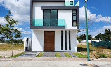 Casa nueva en venta en coto Nogal de Parques Vallarta Zapopan