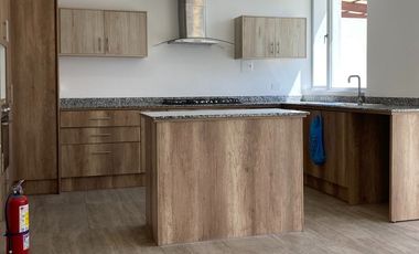 Casa moderna en Venta, Tumbaco, seguridad 24/7 con piscina