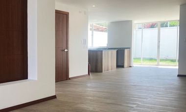 Casa moderna en Venta, Tumbaco, seguridad 24/7 con piscina