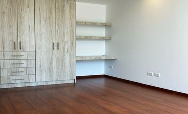 Casa moderna en Venta, Tumbaco, seguridad 24/7 con piscina