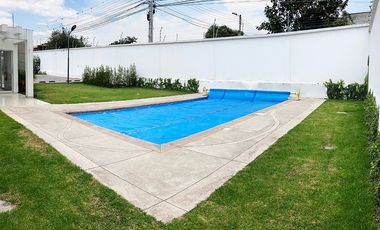 Casa moderna en Venta, Tumbaco, seguridad 24/7 con piscina