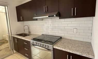 RENTO CASA EN COLINAS ALTOZANO, 3 RECAMARAS, JARDIN, TRIPLE COCHERA, ALJIBE, VIGILANCIA.