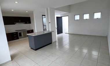 RENTO CASA EN COLINAS ALTOZANO, 3 RECAMARAS, JARDIN, TRIPLE COCHERA, ALJIBE, VIGILANCIA.