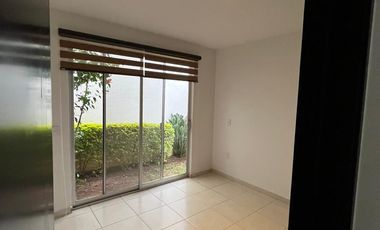 RENTO CASA EN COLINAS ALTOZANO, 3 RECAMARAS, JARDIN, TRIPLE COCHERA, ALJIBE, VIGILANCIA.