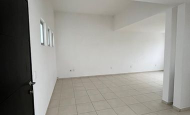 RENTO CASA EN COLINAS ALTOZANO, 3 RECAMARAS, JARDIN, TRIPLE COCHERA, ALJIBE, VIGILANCIA.