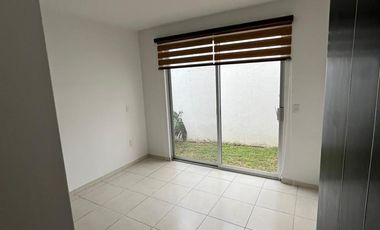 RENTO CASA EN COLINAS ALTOZANO, 3 RECAMARAS, JARDIN, TRIPLE COCHERA, ALJIBE, VIGILANCIA.
