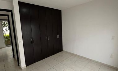 RENTO CASA EN COLINAS ALTOZANO, 3 RECAMARAS, JARDIN, TRIPLE COCHERA, ALJIBE, VIGILANCIA.