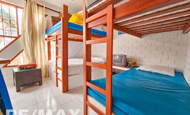 VENTA DE ACOGEDOR DEPARTAMENTO TIPO BUNGALOW CON TERRAZA, EN CONDOMINIO CERRADO PLAYA LOS PULPOS.
