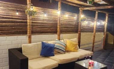 VENTA DE ACOGEDOR DEPARTAMENTO TIPO BUNGALOW CON TERRAZA, EN CONDOMINIO CERRADO PLAYA LOS PULPOS.