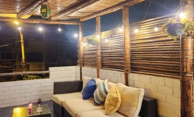 VENTA DE ACOGEDOR DEPARTAMENTO TIPO BUNGALOW CON TERRAZA, EN CONDOMINIO CERRADO PLAYA LOS PULPOS.