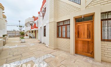 VENTA DE ACOGEDOR DEPARTAMENTO TIPO BUNGALOW CON TERRAZA, EN CONDOMINIO CERRADO PLAYA LOS PULPOS.