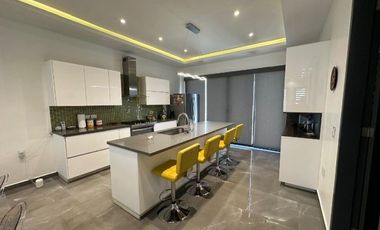 CASA EN VENTA EN MAZATLAN  CON TRIPLE ALTURA EN PRIVADA CON ALBERCA Y ACCESO CONTROLADO A SOLO PASOS DE LA PLAYA (SECTOR CERRITOS) DE TRES RECAMARAS