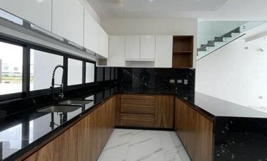 CASA EN VENTA EN MAZATLAN CON ALBERCA PROPIA EN PRIVADA CON GYM Y ALBERCA A SOLO PASOS DE LA PLAYA (SECTOR CERRITOA) 4 RECAMARAS