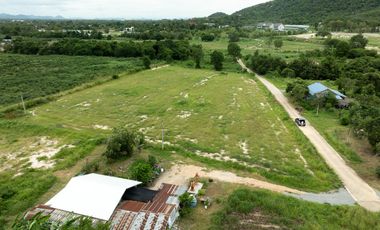 Land for sale Hua Hin Soi 70, Land Area 5 Rai (8000 sq.m), price 2.5 Million Baht per Rai