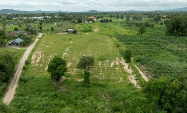 Land for sale Hua Hin Soi 70, Land Area 5 Rai (8000 sq.m), price 2.5 Million Baht per Rai