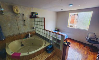 VENDO CASA DE 4 PISOS PUERTA DE HIERRO ATE