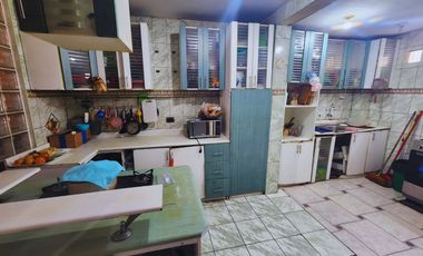 VENDO CASA DE 4 PISOS PUERTA DE HIERRO ATE