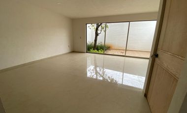 Casa en venta en coto Alpes en Vistas Altozano de 3 Niveles