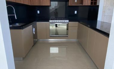 Casa en venta en coto Alpes en Vistas Altozano de 3 Niveles