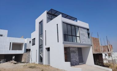 Casa en Venta Senderos Monte Verde en Esquina con Roof Top en Coto con Alberca