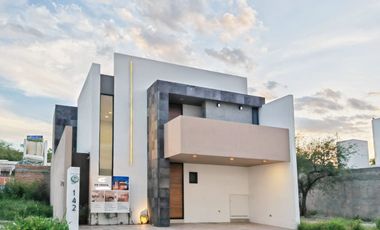 VENTA DE CASA, EN EL EXCLUSIVO FRACCIONAMIENTO SANTA BARBARA, SÚPER CÉNTRICA