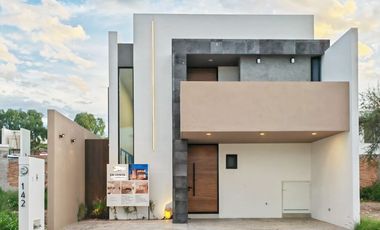 VENTA DE CASA, EN EL EXCLUSIVO FRACCIONAMIENTO SANTA BARBARA, SÚPER CÉNTRICA