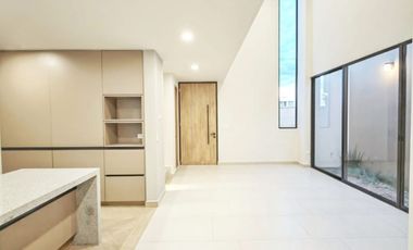 VENTA DE CASA, EN EL EXCLUSIVO FRACCIONAMIENTO SANTA BARBARA, SÚPER CÉNTRICA