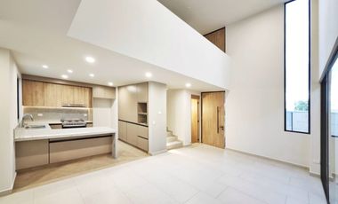 VENTA DE CASA, EN EL EXCLUSIVO FRACCIONAMIENTO SANTA BARBARA, SÚPER CÉNTRICA