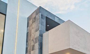 VENTA DE CASA, EN EL EXCLUSIVO FRACCIONAMIENTO SANTA BARBARA, SÚPER CÉNTRICA