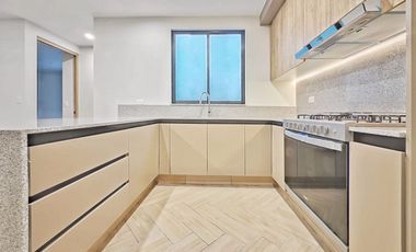 VENTA DE CASA, EN EL EXCLUSIVO FRACCIONAMIENTO SANTA BARBARA, SÚPER CÉNTRICA