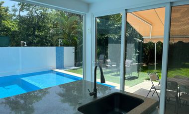 Casa con jardín y alberca privada, en venta, Playacar Fase II, Playa del Carmen.