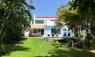 Casa con jardín y alberca privada, en venta, Playacar Fase II, Playa del Carmen.