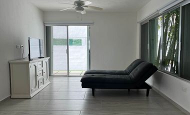Casa con jardín y alberca privada, en venta, Playacar Fase II, Playa del Carmen.