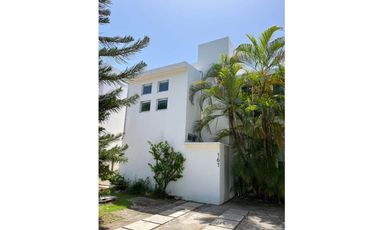 Casa con jardín y alberca privada, en venta, Playacar Fase II, Playa del Carmen.