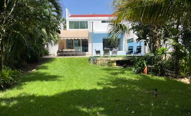Casa con jardín y alberca privada, en venta, Playacar Fase II, Playa del Carmen.