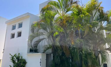 Casa con jardín y alberca privada, en venta, Playacar Fase II, Playa del Carmen.