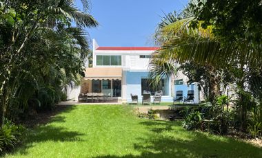 Casa con jardín y alberca privada, en venta, Playacar Fase II, Playa del Carmen.