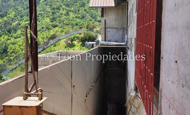 Leon Propiedades vende Gran casa en parcela de 20 ha. en Sector Cuyuncavi, Curacaví.